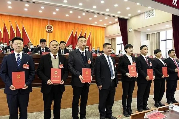 普定县新一届领导班子的角色与担当，观点探析