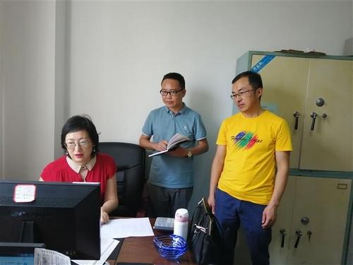 制度执行报告与友情的温暖，小明的日常观察与体验