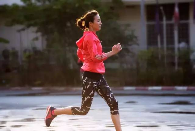 跟随爱跑步的女明星脚步，学习跑步技能，女星的跑步故事与技巧分享